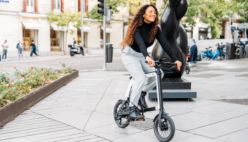 OSSBY GEO- La mejor bicicleta electrica plegable para mujeres